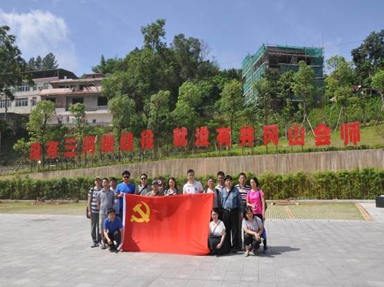 党员参观三河坝战役纪念馆