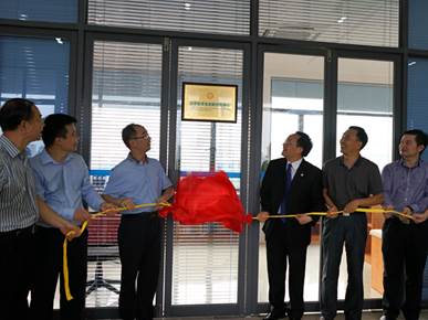 校党委石佑启副书记、法学院胡充寒院长、校友陈伟江等为创新创业中心揭牌