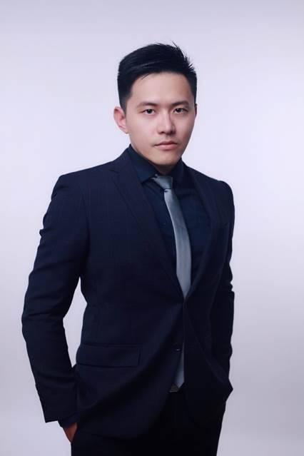 男人穿着黑色外套描述已自动生成