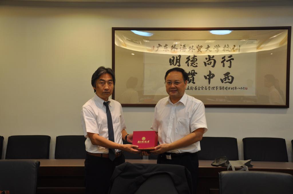 双方互赠纪念品